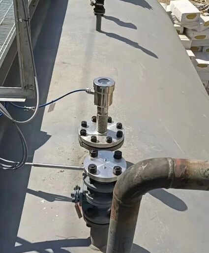 Come fa il radar a onde guidate a misurare il livello di interfaccia utilizzando la differenza nella costante dielettrica?