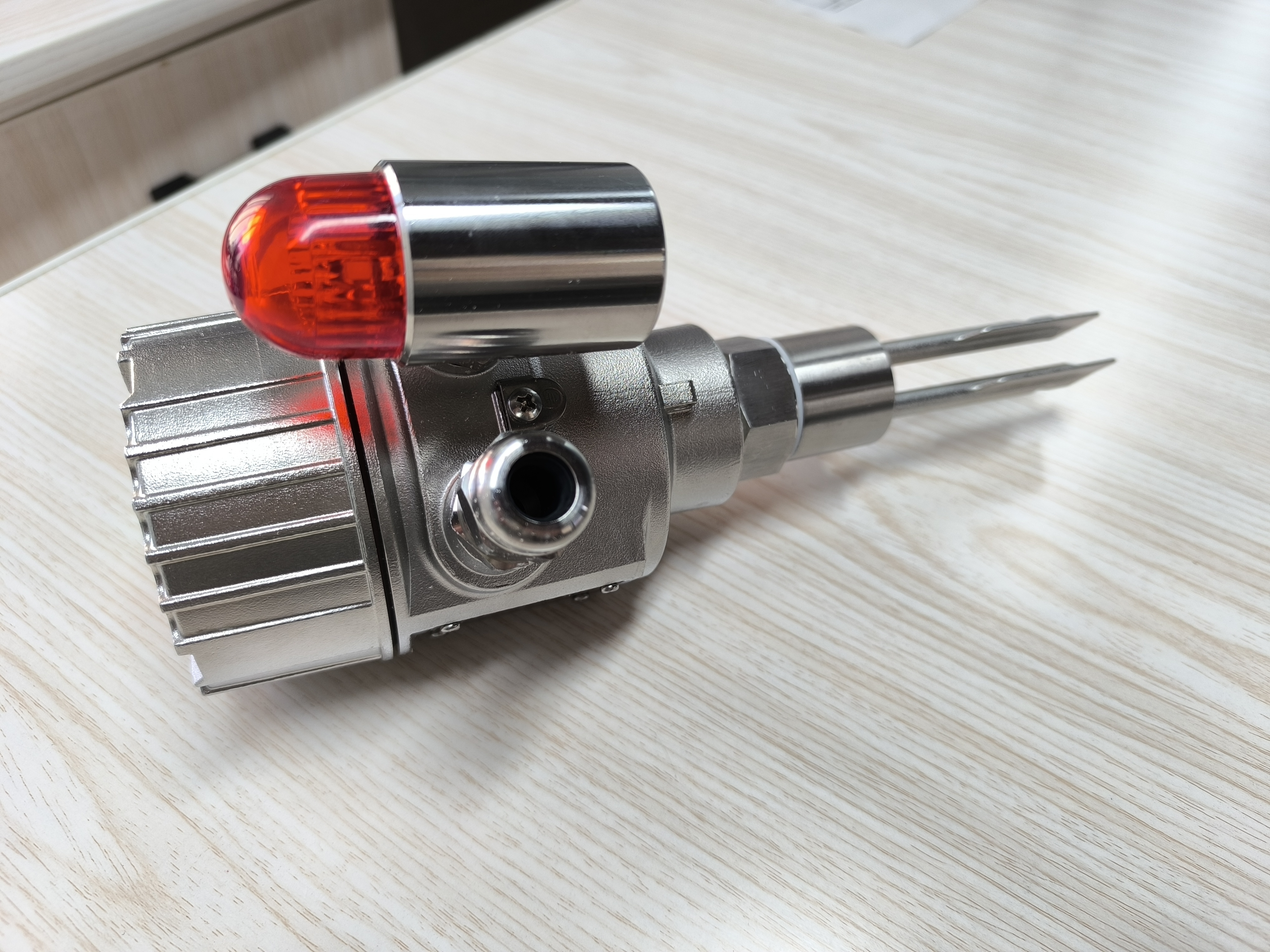 Ultimi casi aziendali Why Use a Tuning Fork Level Switch?-100 Questions About Tuning Fork Level Switches